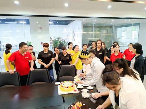 小伙伴們的生日會，人多才熱鬧。