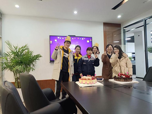 小伙伴們的生日會，人多才熱鬧。